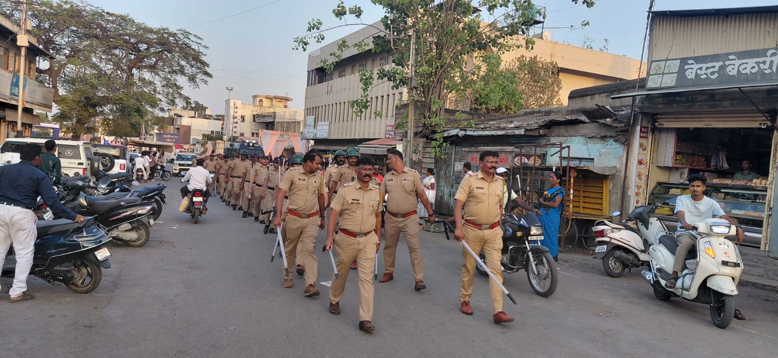 आंबेडकर जयंती पार्श्वभूमीवर फलटण शहरात पोलिसांचा रूट मार्च; शांततेचा संदेश