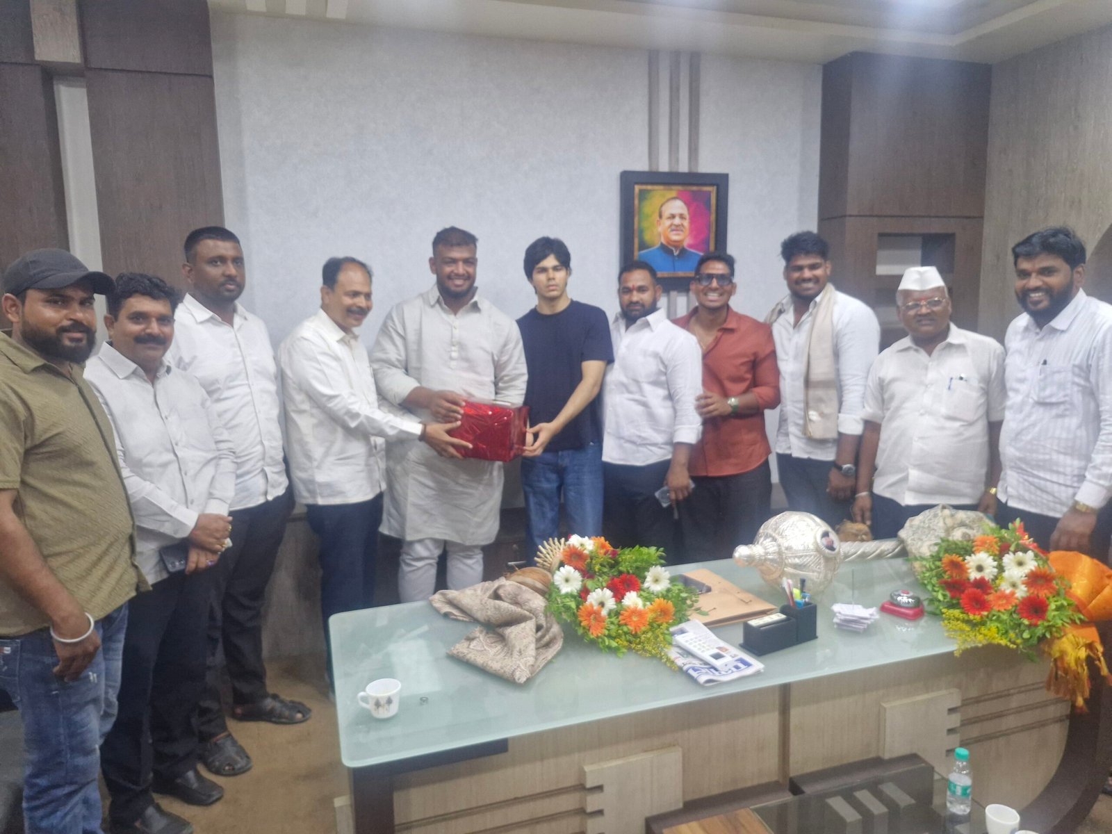 कुस्ती क्षेत्रासाठी सुवर्णदिन; हिंदकेसरी महेंद्र गायकवाड यांना फलटणचा मानाचा मुजरा नगराध्यक्ष समशेरसिंह नाईक-निंबाळकर यांच्याकडून भव्य सत्कार; “कुस्ती क्षेत्रासाठी सर्वतोपरी सहकार्य करणार