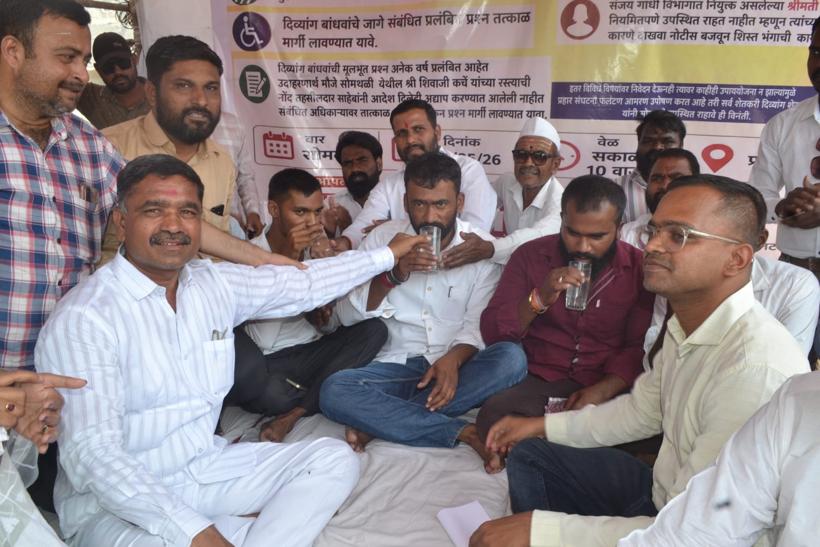 तहसीलदार डॉ. अभिजीत जाधव यांच्या यशस्वी शिष्टाईने दिव्यांगांचे उपोषण मागे