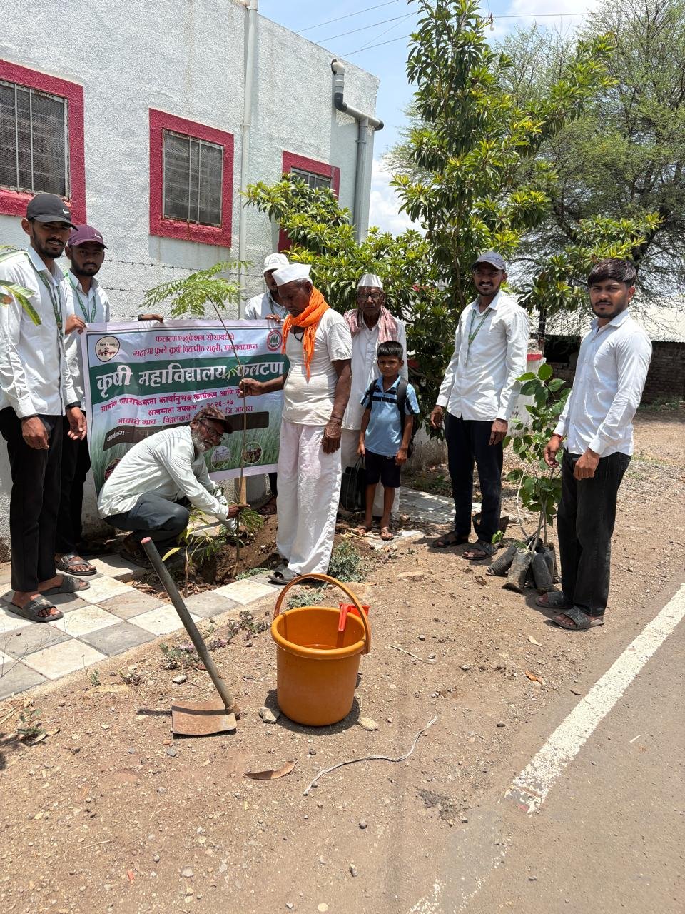 पर्यावरण दिनानिमित्त विठ्ठलवाडीत वृक्षारोपणकृषीदूतांचा पुढाकार; वृक्ष संवर्धनाचा ग्रामस्थांनी घेतला संकल्प