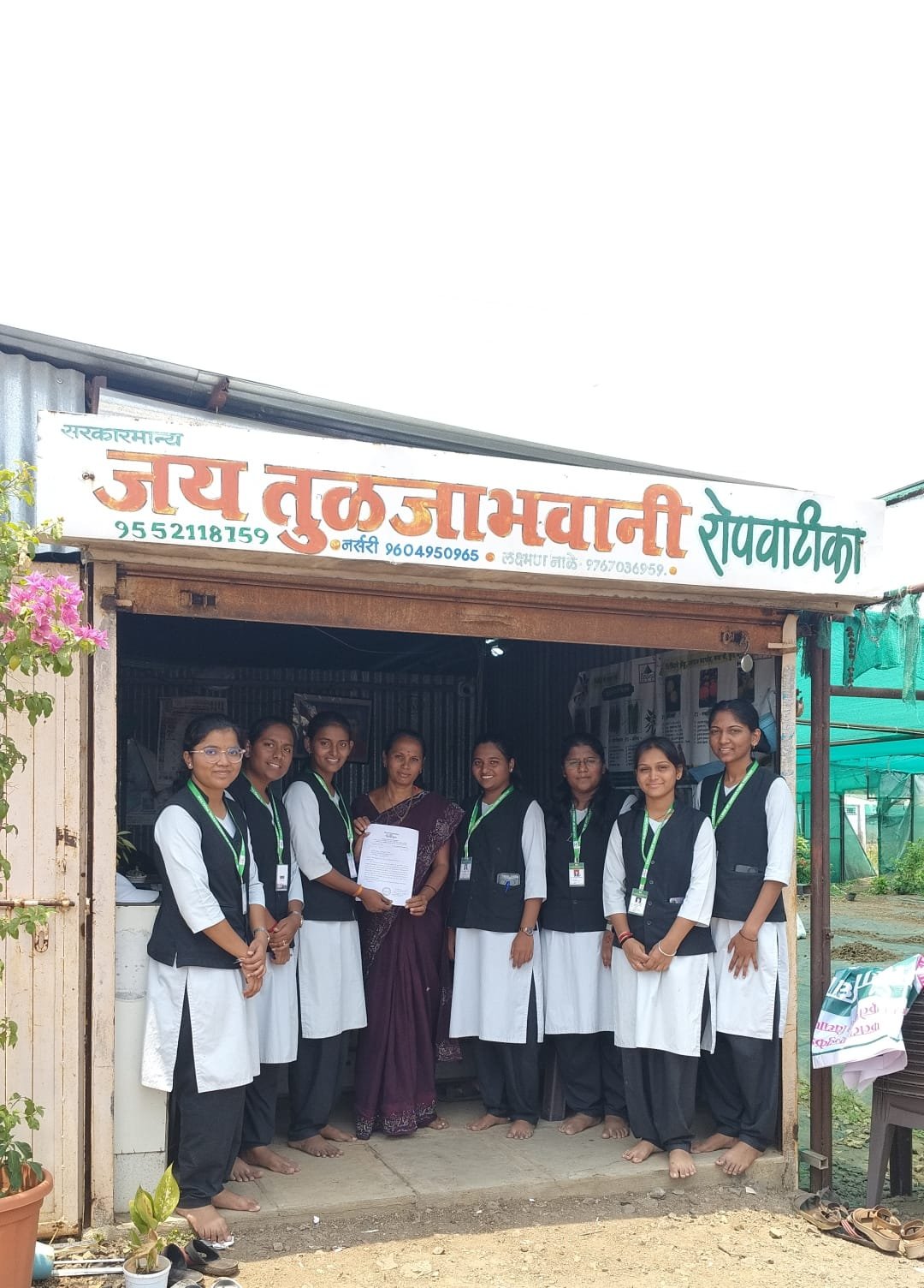 कृषीकन्यांची जय तुळजाभवानी रोपवाटिकेला अभ्यासभेट; अत्याधुनिक रोप निर्मिती तंत्रज्ञानाचे घेतले धडे