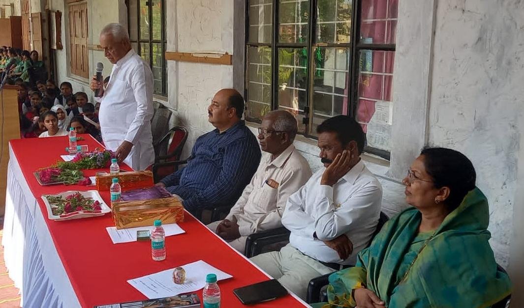 शिक्षणासाठी रुजवलेले रोपटे आज वटवृक्ष; श्रीराम एज्युकेशन सोसायटीचा ६७ वा वर्धापनदिन उत्साहात अच्युतराव खलाटे यांचे गौरवोद्गार; गुणवंतांचा सत्कार, वृक्षारोपण व बीजारोपण उपक्रमाने सोहळ्याची शोभा वाढली