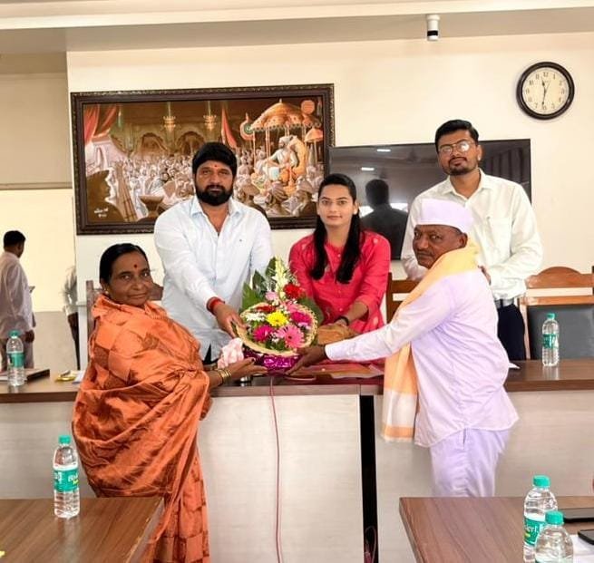 फलटण पंचायत समिती सभेत विविध विभागांच्या कामकाजाचा आढावा; गैरहजर अधिकाऱ्यांवर नाराजी