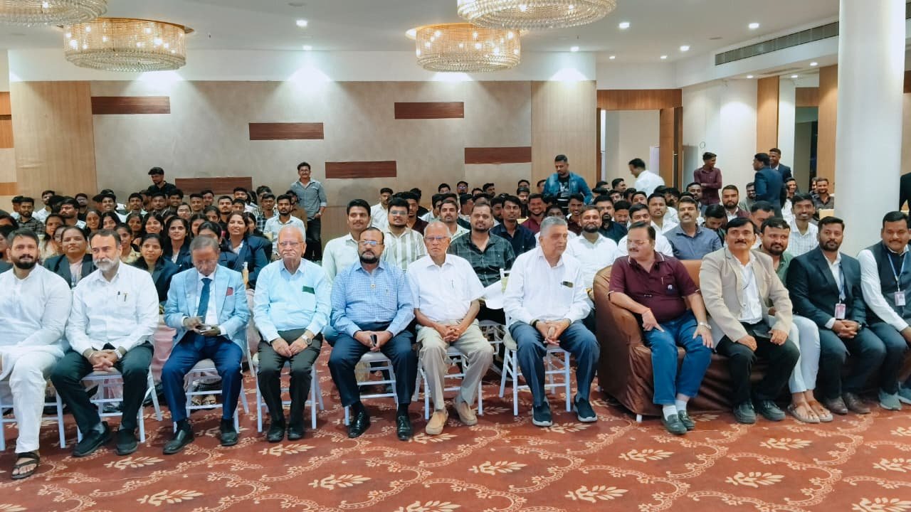 सचोटी, हातोटी आणि कसोटी’च्या बळावर यशस्वी व्हा; फलटण इंजिनिअरिंग कॉलेजचा माजी विद्यार्थी मेळावा पुण्यात उत्साहातविद्यार्थ्यांच्या विश्वासामुळेच महाविद्यालयाला ‘स्वायत्त’ दर्जा; श्रीमंत संजीवराजे नाईक-निंबाळकर यांचे प्रतिपादन