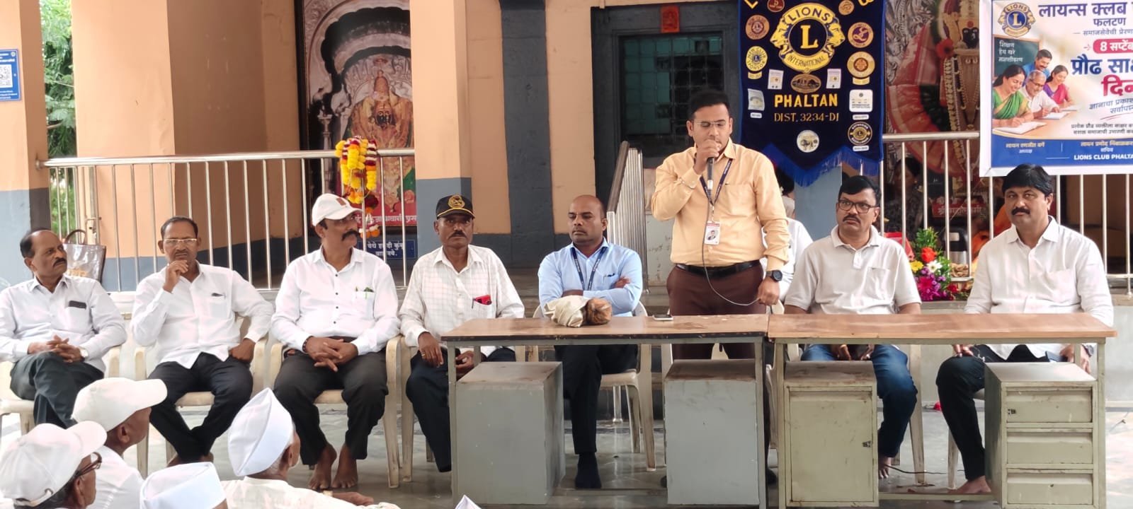 प्रौढ साक्षरतेसोबत डिजिटल सुरक्षेचा जागर;माळजाई मंदिरात आजी-माजी सैनिकांना मार्गदर्शन
