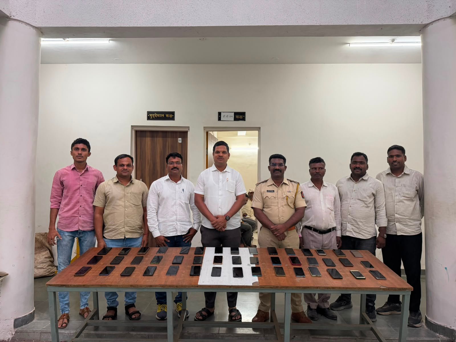 हरविलेले ७१ मोबाईल पोलिसांनी शोधले; १२ लाख ८० हजारांचा मुद्देमाल परतसीईआयआर पोर्टलचा प्रभावी वापर; फलटण ग्रामीण पोलिसांची कामगिरी